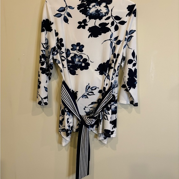 MICHAEL TAYLOR WHITE AND BLUE FLORAL TOP - Picture 2 of 8